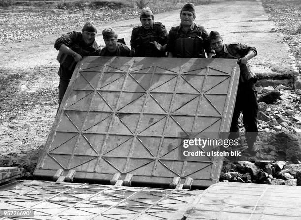 Soldaten der Nationalen Volksarmee beim Verlegen einer Ponton-Brücke, aufgenommen bei der Ausbildung von Bodentruppen der Nationalen Volksarmee der...