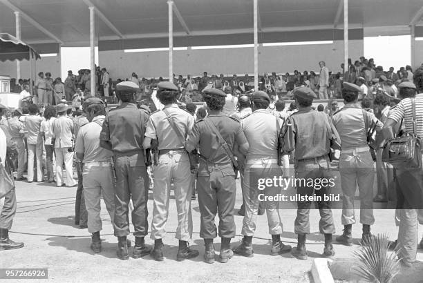 Soldaten vor einer Tribüne mit Ehrengästen einer Militärparade in Bengasi im September 1979 anlässlich des 10. Jahrestages des Sturzes der Monarchie.