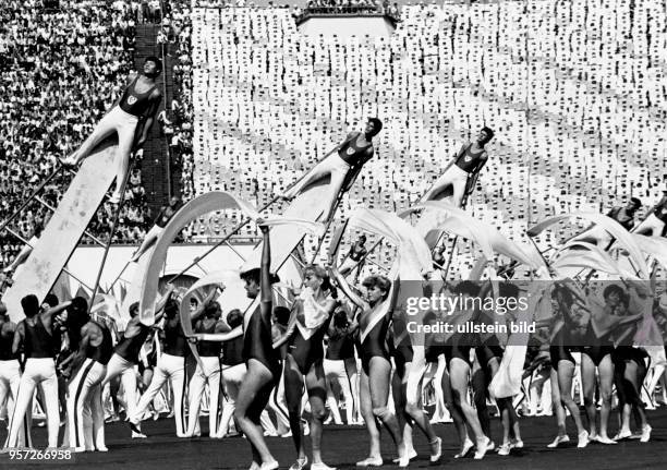 Blick in das Zentralstadion von Leipzig, wo vom 27. Juli bis zum 02. August 1987 das VIII. Turn- und Sportfest der DDR stattfindet. Junge Turnerinnen...