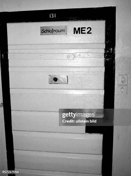 Tür mit "Spion" zum Schlafraum im "Jugendhaus" Ichtershausen im Bezirk Erfurt teilen, aufgenommen im Dezember 1989. Seit 1953 waren in dem ehemaligen...