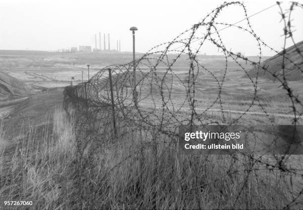 Stacheldraht der DDR-Grenzanlagen durchzieht die Landschaft am alten Tagebau bei Harpke an der innerdeutschen Grenze zwischen Sachsen-Anhalt und...