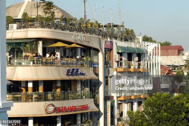 Blick auf ein Restaurant nahe dem Hoan-Kiem-See in der Altstadt von Hanoi, der Hauptstadt der Sozialistischen Republik Vietnam, aufgenommen im...