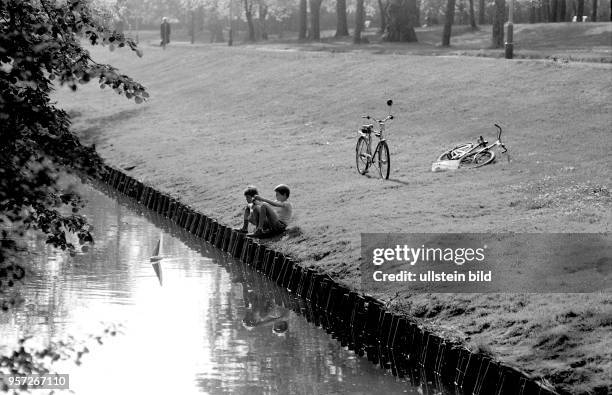 Kinder spielen am Ufer des Flüßchens Panke im Bürgerpark in Berlin Pankow, aufgenommen 1979.