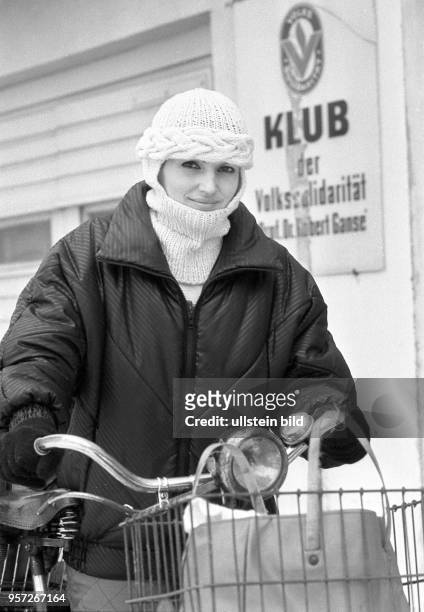 Diese junge Frau bringt im Januar 1987 Essen aus der Küche des Klubs der Volkssolidarität "Prof. Dr. Robert Ganse" in Dresden zu hilfebedürftigen...