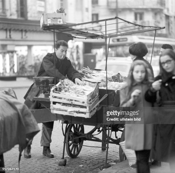 Ein Mann verkauft im Quartier Latin Gemüse von seinem Marktwagen, aufgenommen im November 1970 in Paris. Das Quartier Latin ist das traditionelle...