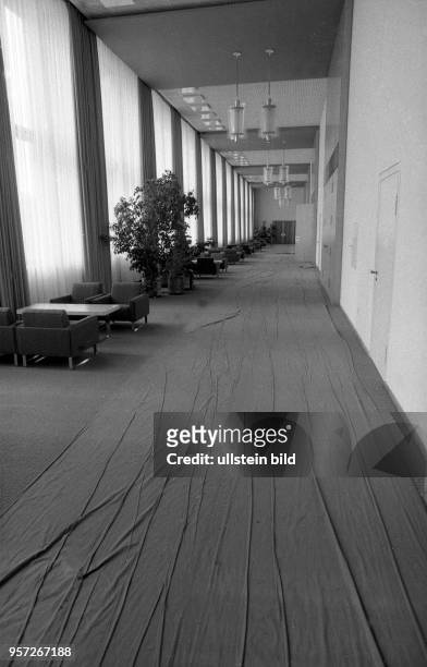 Innenaufnahmen aus dem Staatsratsgebäude der DDR in Ostberlin - zum Schutz ist Auslegware abgedeckt, aufgenommen im September 1990. Der Staatsrat war...