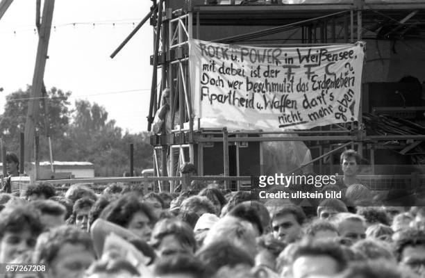 Auf dem Gelände der Radrennbahn Weissensee finden im Juni im Rahmen der FDJ-Friedenswoche Rockkonzerte mit Bands aus der DDR und dem damaligen...