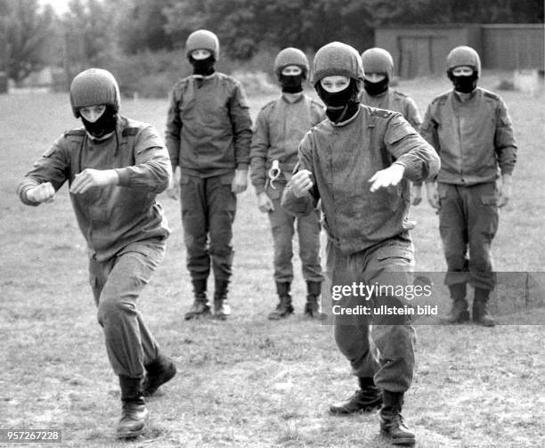 Rostock / Volkspolizei - SEK / 1990 / Uebung des Polizei-Spezial-Einsatzkommando Rostock / Das SEK Rostock trainiert staendig Einsatze gegen...