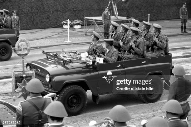 Luftlande-Eiinheiten der Sowjet-Armee bei einer Feldparade zum Abschluss des Manövers Waffenbrüderschaft 80 am in Magdeburg. An dem größten je von...