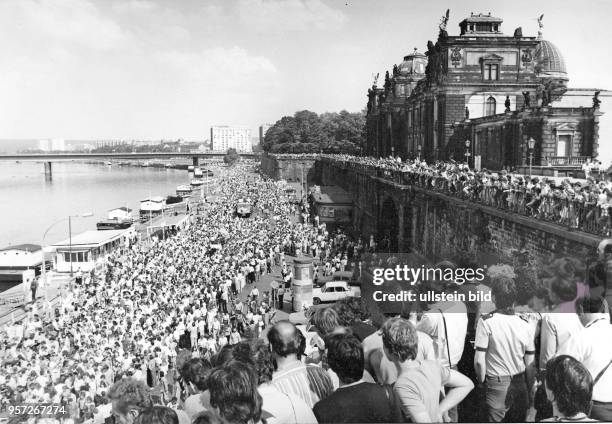 Schaulustige verfolgen im Mai 1986 den Jazz-Umzug am Terrassenufer zum Abschluss des 16. Dixieland Festivals in Dresden. Rechts die Hochschule für...