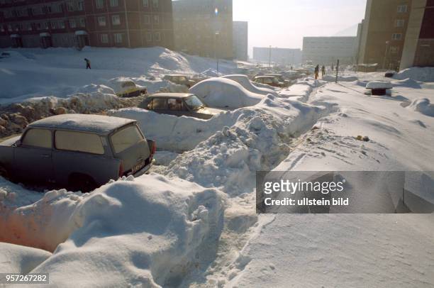 Auf dem tiefverschneiten Ziegenberg in Suhl gehen auch im Winter 1982 die Arbeiten zur Errichtung der neuen Plattensiedlung weiter, undatiertes Foto...