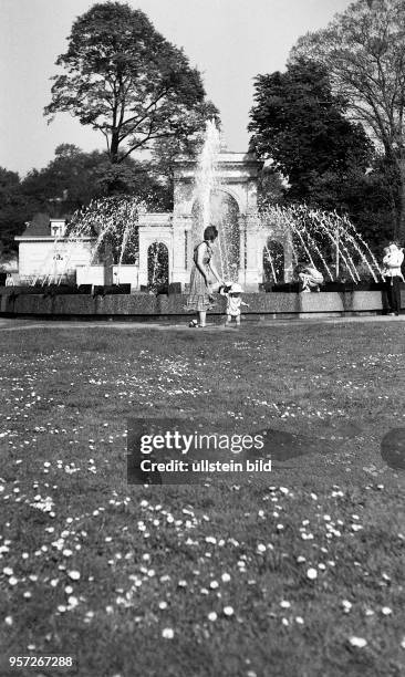 Spaziergänger am Springbrunnen im Bürgerpark im Ostberliner Stadtteil Pankow, aufgenommen 1979.