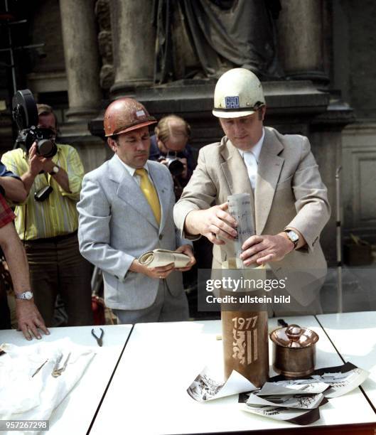 Mehr als 30 Jahre nach der Zerstörung der Dresdner Semperoper im Zweiten Weltkrieg wird am 24.6.1977 in einem Festakt die Grundsteinlegung zum...