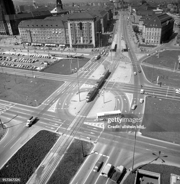 Blick auf den Pirnaischen Platz als neuen Verkehrsknotenpunkt von Dresden, aufgenommen Anfang der 70er Jahre. Die großen Straßen- und Brückenprojekte...