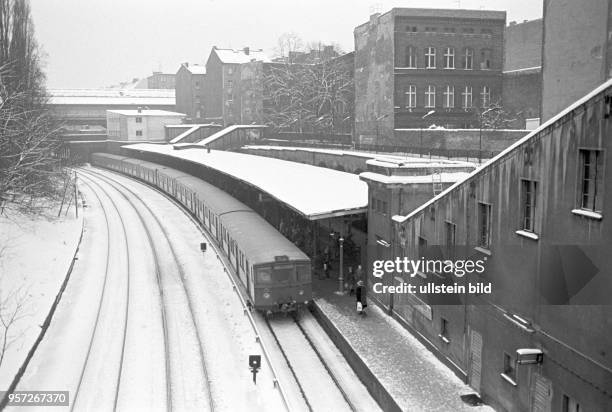 Verschneite Gleisanlagen am S-Bahnhof Schönhauser Allee im Berlin-Prenzlauer Berg im Februar 1979. Extreme Kälte und viel Schnee erschwerten...