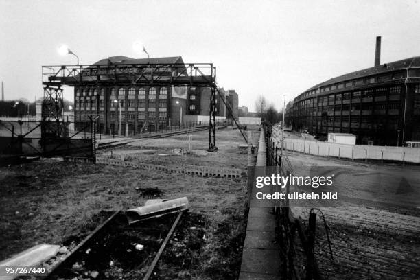 Grenzanlagen der Berliner Mauer in Berlin-Treptow, die den Ost- und West-Teil der Stadt voneinander trennen, aufgenommen am . Mit dem Fall der Mauer...