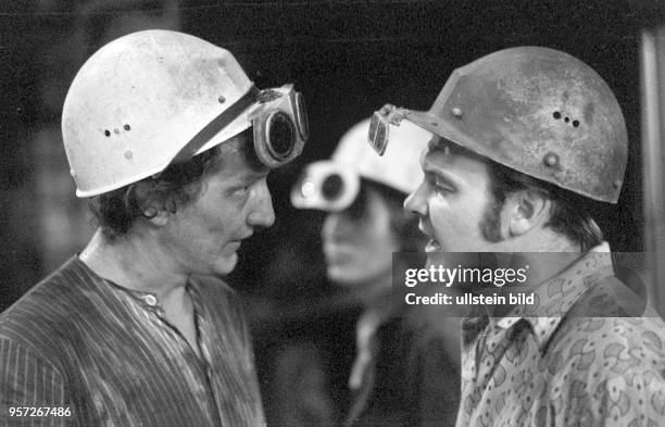 Stahlwerker aus dem Stahlwerk Hennigsdorf bei Berlin im Gespräch, aufgenommen im September 1976.