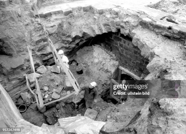 Blick in eine der verschütteten Grabkammern in der Ruine der Frauenkirche in Dresden während der Sicherungsarbeiten und der Beräumung des Schutts,...