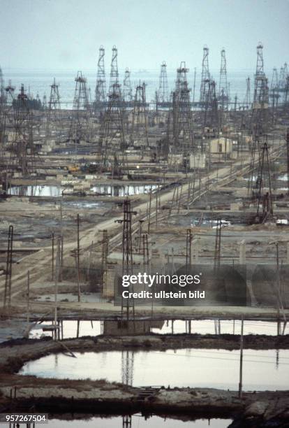 Blick über Erdöl-Fördereinrichtungen und Bohrtürme in Baku am Kaspischen Meer, undatiertes Foto von 1984. Foto. Wilfried Glienke