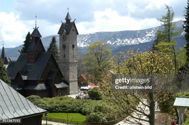 Blick am auf die Stabkirche Wang im polnischen Karpacz im Riesengebirge. Die mittelalterliche Holzkirche wurde im 12. Jahrhundert im norwegischen...