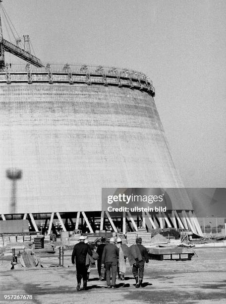 Bauarbeiten im Winter 1990 am Reaktor Stendal II im Kernkraftwerk Stendal, hier sind Arbeiter gerade auf dem Weg zu einem der Kühltürme. Der in den...