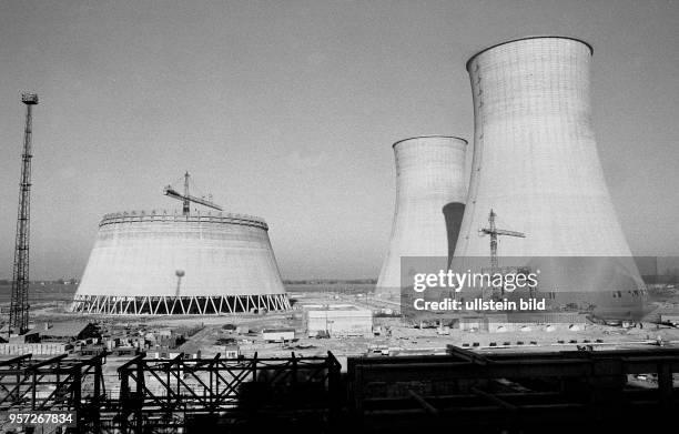 Bauarbeiten im Winter 1990 am Reaktor Stendal II im Kernkraftwerk Stendal, hier Blick auf die Kühltürme. Der in den 1980ern als größtes Kernkraftwerk...