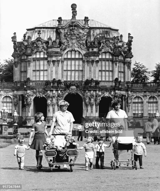 Die Erzieherinnen eines Betriebskindergartens unternehmen im Mai 1979 einen Spaziergang mit ihren Krippenkindern im Dresdner Zwinger. Während die...