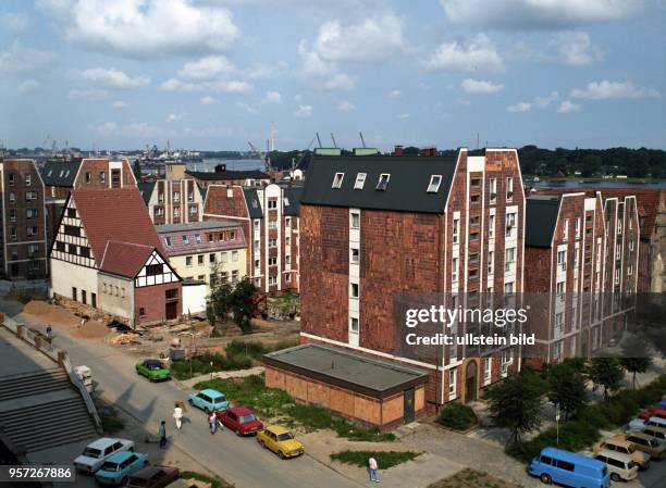 Eingegliedert in Rostocks historische Altstadt entstanden bis Ende 1985 fünfhundertsechsundachtzig Neubauwohnungen, aufgenommen 1986. Erstmalig für...