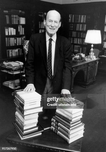 Der Wissenschaftler Professor Manfred von Ardenne mit einem Teil der von ihm veröffentlichten Bücher, aufgenommen 1992 in Dresden. Der von 1945 bis...