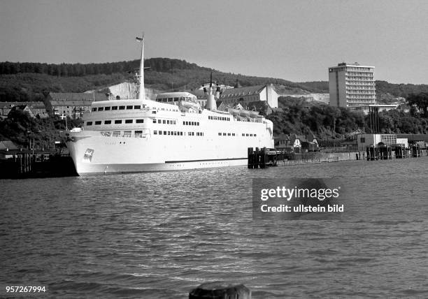 Ein Schiff hat im Fährhafen Saßnitz angelegt, aufgenommen 1970. Im Hintergrund das "Rügen-Hotel". Von Saßnitz besteht die kürzeste Seeverbindung nach...