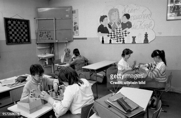 Kinder beim Schachspielen in der Schule im Schachdorf Ströbeck - hier wird Schach an der Schule unterrichtet, aufgenommen 1988.