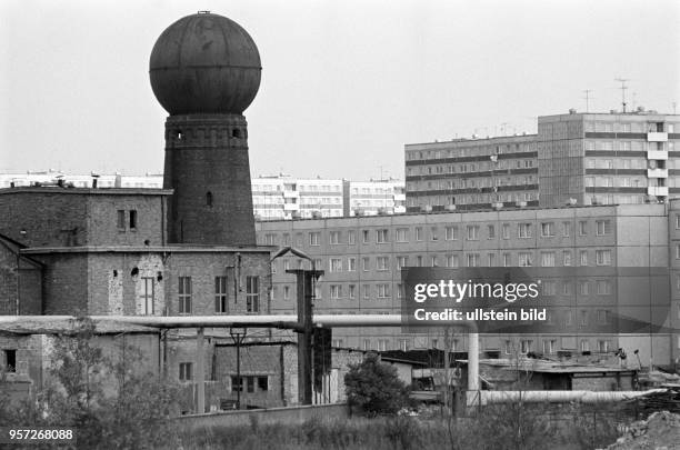 Im Vordergrund ein älteres technisches Bauwerk, dahinter in Plattenbauweise errichtete Wohnhäuser, aufgenommen am in Halle-Neustadt. Zunächst als...