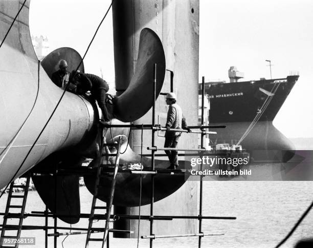 Warnow Werft - Die Montage der Schiffsschraube und Ruderanlage gehören zu den letzten Arbeiten vor dem Stapellauf, aufgenommen in den 1980er Jahren...