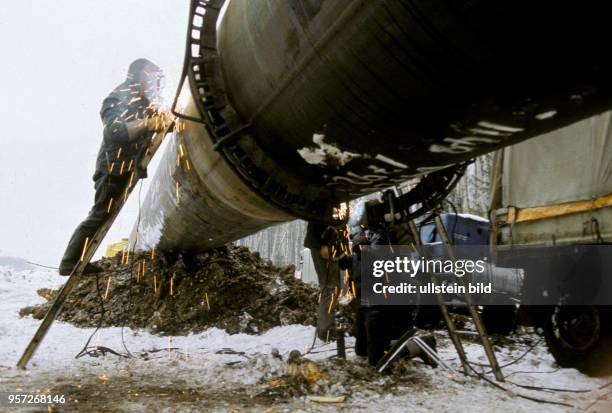 Schweißer fügen 1986 in der Sowjetunion im Gebiet Perm im Ural auf der Baustelle der Erdgastrasse aus Russland nach Westeuropa Rohre zusammen. Die...