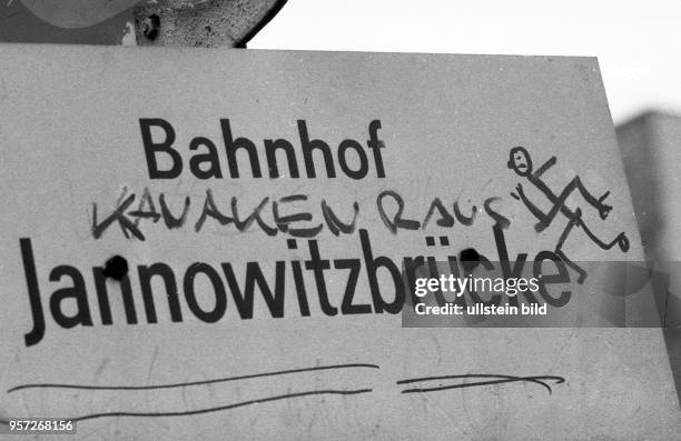 Ausländerfeindliche, rechtsradikale Schmierereien an einer Bushaltestelle in Ostberlin , aufgenommen im September 1990.