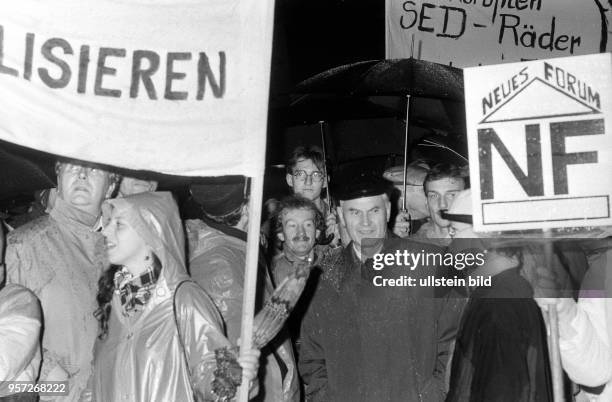 Hans Modrow zwischen Demonstranten mit Plakaten bei einer Montagsdemonstration in Dresden am 23.Oktober 1989. Ab Anfang Oktober wurde in Dresden zu...