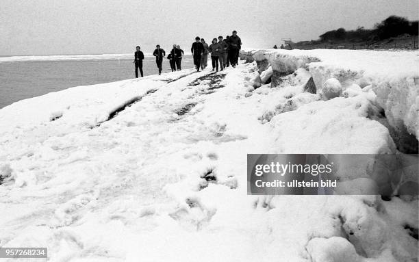 Gelegentlicher Schneefall und ein vereister Strand hindern die Kurpatienten des FDGB-Erholungsheimes "Waterkant" in Börgerende nicht am morgendlichen...