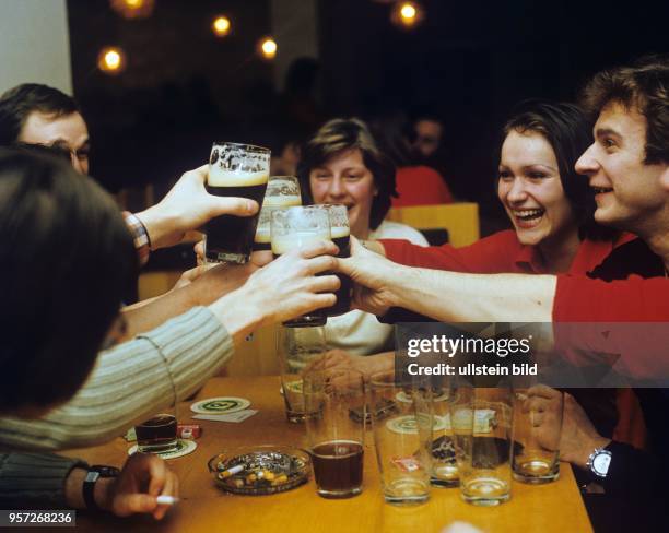 Studenten der Bergakademie Freiberg beim fröhlichen zechen mit Schwarzbier in einer Gaststätte in Freiberg, undatiertes Foto von 1978.