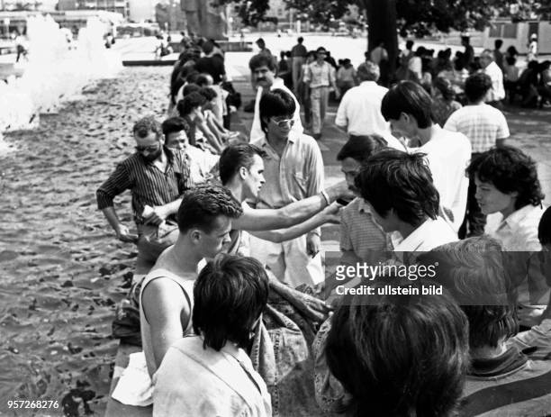 Im August 1990 blüht in der Prager Straße in Dresden der Schwarzhandel, hier kaufen Vietnamesen Jeanskleidung von Osteuropäern. Mit der Öffnung der...
