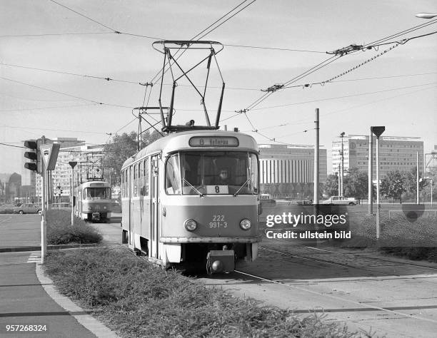 Tatrastraßenbahnen, ein Import-Produkt aus der benachbarten CSSR, gehörten über 30 Jahre zum Stadtbild von Dresden. Hier fahren die rot-beige Bahnen...