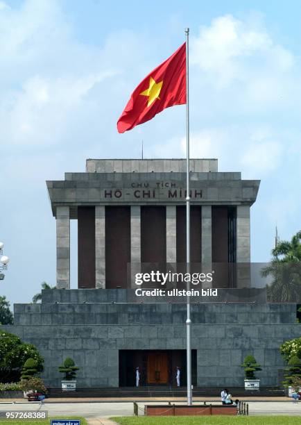 Blick auf das Ho-Chi-Minh-Mausoleum mit der vietnamesischen Staatsflagge in Hanoi, der Hauptstadt der Sozialistischen Republik Vietnam, aufgenommen...