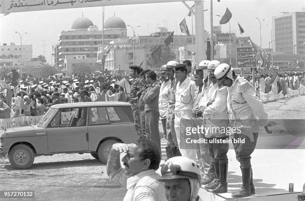 Polizisten und Militärs am Rande einer Militärparade in Bengasi im September 1979 anlässlich des 10. Jahrestages des Sturzes der Monarchie.