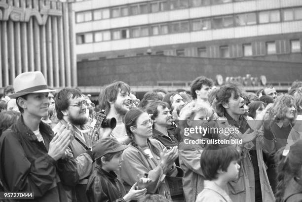 Fans und Zuschauer klatschen begeistert bei einem Konzert im Rahmen des Internationalen Dixieland Festivals in Dresden, aufgenommen im Mai 1986. Das...