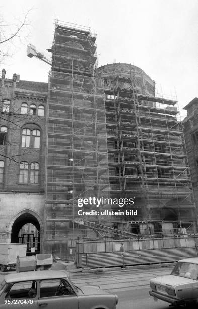 Wiederaufbau und Sanierung der Synagoge an der Oranienburger Strasse in Ostberlin, aufgenommen im Februar 1990.