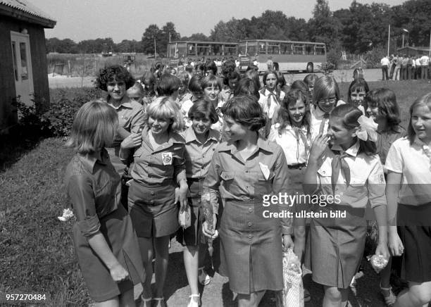 Begrüßung der Gäste aus Lipezk im Pionierpark auf den Spreewiesen in Cottbus, aufgenommen im August 1978. Gemeinsam mit 70 Komsomolzen werden...