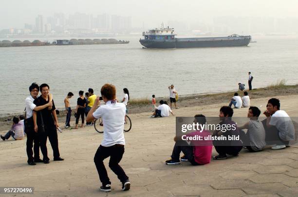 Junge Leute fotografieren sich auf der neuen Uferpromenade in Wuhan, der Hauptstadt der Provinz Hubei. Rund 5.200000 Menschen leben in Wuhan am...