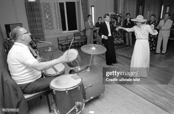 Hochzeit in Mansfeld im Kupferbergbau-Gebiet Mansfelder Land, aufgenommen am . Hier legt das Brautpaar bei den Feierlichkeiten nach der Trauung eine...