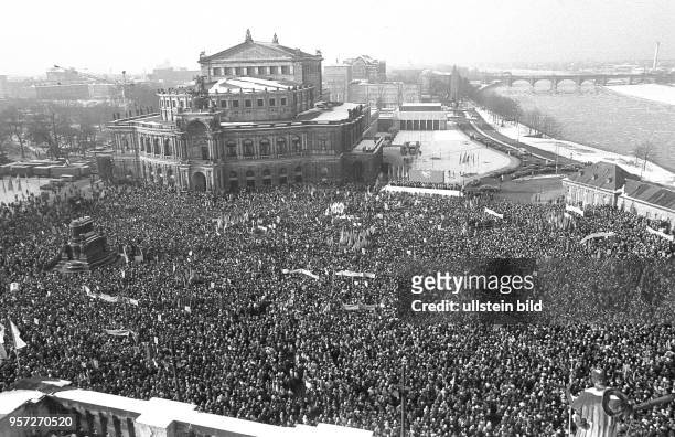 Zu einer Großdemonstration haben sich am auf dem Theaterplatz in Dresden Tausende Menschen versammelt. Der DDR-Partei- und Staatschef Erich Honecker...