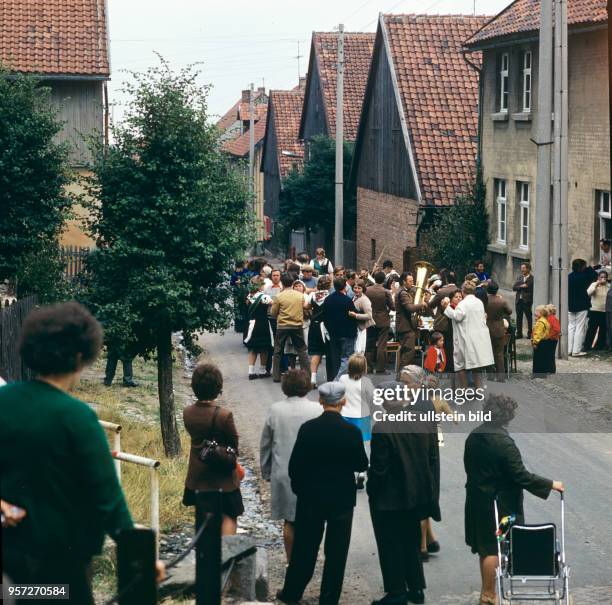 Auf der Dorfstraße herrscht viel Betrieb beim Volksfest Grasedanz in Hüttenrode im Harz, undatiertes Foto vom August 1976. Das dreitägige Fest wird...