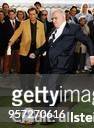 Politiker, CDU, D Bundeskanzler - während der TV-Sendung "ranissimo" nimmt H. Kohl Anlauf, um einen Fussball zu treffen, im Hintergrund links: der...